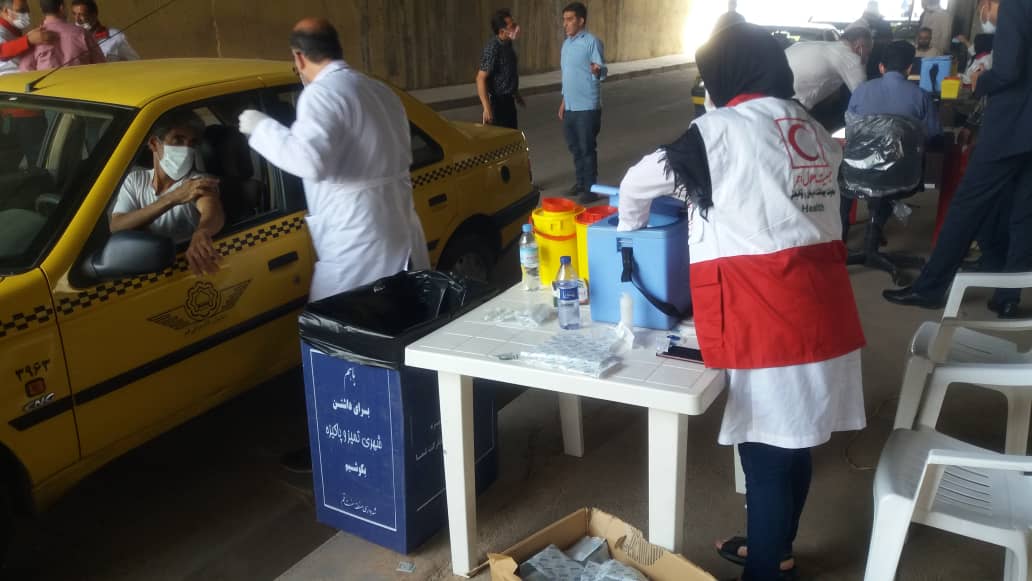 واکسیناسیون 300 نفر از رانندگان تاکسی توسط هلالاحمر قم